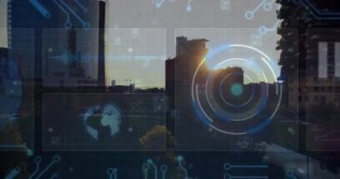 Dijital devre şablonlarını fütüristik animasyon arayüzü ile kaplayan şehir manzarası. Teknoloji, yenilik, kentsel, akıllı şehir, bağlantı, ağ