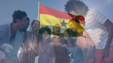 Gana bayrak animasyonu ile gülen arkadaşlar parlak gökyüzü arka planında. Dostluk, kutlama, vatanseverlik, birlik, mutluluk, neşe