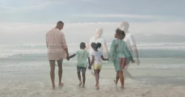 Kumsalda el ele yürüyoruz, aile okyanus dalgalarının ve animasyonların tadını çıkarıyor. deniz kenarı, bağ, eğlence, bağlantı, tropikal