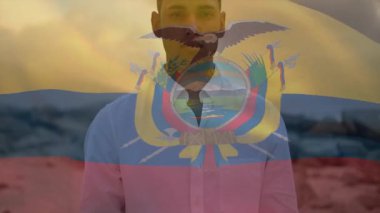 Ekvador bayrağıyla kaplanmış, dağlık manzara animasyonunun önünde duran adam. Vatanseverlik, seyahat, keşif, macera, manzara, doğa