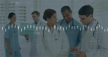 Hastanedeki hasta verilerini animasyon örtüsüyle tartışan tıp uzmanları. Sağlık, takım çalışması, teknoloji, tanı, iletişim, işbirliği