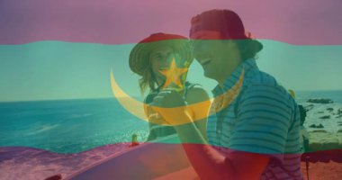 Teknede, Moritanya bayrağı animasyon örtüsüyle içen iki kişi. Seyahat, macera, eğlence, arkadaşlık, keşif, vatanseverlik.