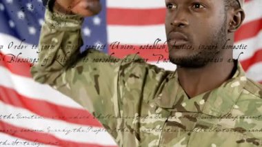 Selamlar, arka planda Amerikan bayrağı ve anayasa animasyonu olan asker. Ordu, vatanseverlik, bağımsızlık, silahlı kuvvetler, Amerikan, görev