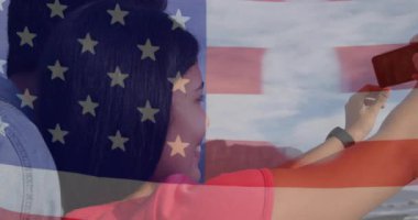Selfie, Amerikan bayrağı ve askeri künyesi olan bir kadın. Vatanseverlik, onur, silahlı kuvvetler, asker, anma, gurur