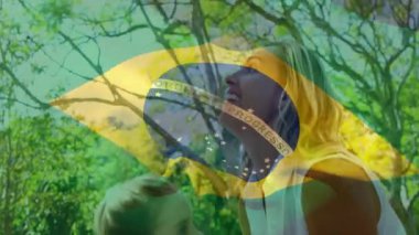 Okulda çocuklar Brezilya bayrağı kaplamalı animasyon yaratıyor, arka planda ağaçlar. Eğitim, yaratıcılık, tasarım, takım çalışması, atölye çalışması, ulusal bayrak