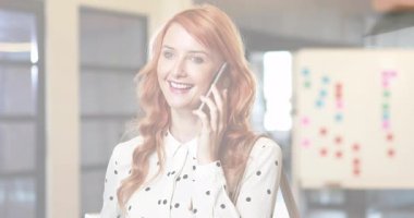 Akıllı telefondan konuşan, ofisteki kızıl saçlı, animasyon geçmişi olan kadın. İş, iletişim, teknoloji, işyeri, dijital, profesyonel