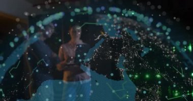 Dünya haritasının dijital animasyonu ve parlayan ağ bağlantılarıyla etkileşim. Teknoloji, bağlantı, küresel, yenilik, iletişim, siber