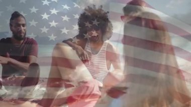 Sahildeki çeşitli gruplarla güneşli hava animasyonunda Amerikan bayrağı örtüşüyor. Çeşitlilik, birlik, birliktelik, yaz, özgürlük, vatanseverlik