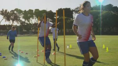 Çeviklik tatbikatları, güneşli açık havada futbol oyuncuları animasyonda. Spor, atletizm, spor, antrenman, takım çalışması, egzersiz