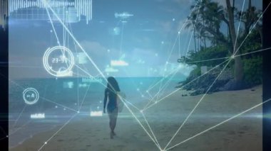 Sahilde yürüyen, dijital ağ animasyonu olan bir kadın. Teknoloji, ağ, bağlantı, yenilik, açık hava, yaşam tarzı