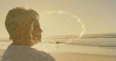 Sahilde, dijital beyin animasyonu olan kişi sahneyi kaplıyor, teknolojinin tadını çıkarıyor. yenilik, sanal, fütüristik, kavram