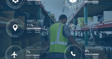 Veri işleme animasyon örtüsü olan yüksek görüşlü bir depo çalışanı. Lojistik, sanayi, güvenlik, teknoloji, dağıtım, envanter