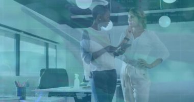 Modern ofiste finansal veri animasyonu üzerine tartışan iki iş kadını. finans, takım çalışması, işbirliği, teknoloji