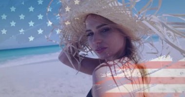 Sahilde hasır şapka takan gülümseyen kadın Amerikan bayrağıyla animasyonu örtüyor. Tatil, yaz, tatil, vatanseverlik, kutlama, özgürlük