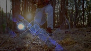 Soyut geometrik ışık desenli animasyon üzerinde ormanda tüfekli bir avcı. Silah, açık hava, kamuflaj, av, doğa, macera.