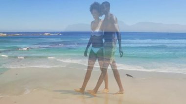Sahilde yürüyen, arka planda animasyonla okyanus dalgalarının tadını çıkaran bir çift. Tatil, rahatlama, deniz kenarı, romantizm, boş zaman, eğlence.