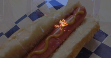 Hardallı sosisli sandviç, yanıp sönen alevlerin animasyonuyla kaplanmış. Fast food, abur cubur, barbekü, ızgara, yaz, sokak yemekleri
