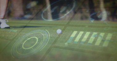Salıncağa hazırlanıyor, golfçü çimenli sahada dijital verilerle animasyon yapıyor. teknoloji, spor, atlet, artırılmış gerçeklik, analiz, hareket