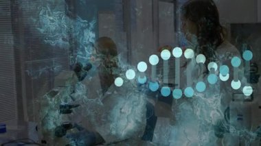 Laboratuvarda, DNA dizisi animasyonuyla çalışan bilim adamları ekranda görüntülendi. Araştırma, biyoteknoloji, genetik, moleküler, yenilik, bilim
