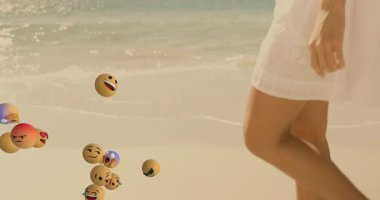 Okyanusun kıyısında, gülümseyen emojilerin yüzen animasyonlarıyla çevrili bir kadın. Deniz, mutluluk, yaz, neşe, ruh hali, dijital