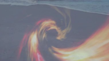 Kumsaldaki okyanus dalgaları üzerinde renkli bir ışık dalgası animasyonu. Kıyı şeridi, yaz
