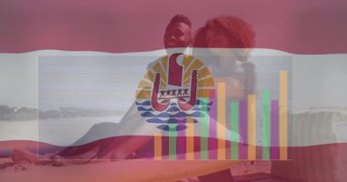 Kumsalda oturan, elinde çubuk grafik animasyonlu Fransız Polinezyası bayrağı tutan bir çift. Tatil, seyahat, romantizm, vatanseverlik, analitik, turizm