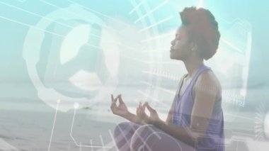 Sahilde, fütüristik büyüme ve fikirlerle meditasyon yapan bir kadın. Meditasyon, sükunet, yenilik, teknoloji, gelecek, rahatlama