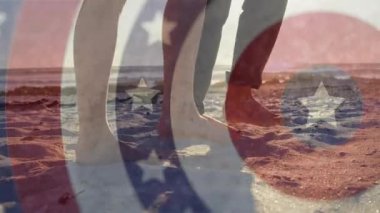 Kumsalda yürümek, vatansever yıldız animasyonuyla ayaklar ve daire çizimi. Yaz, tatil, tatil, seyahat, kıyı şeridi
