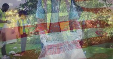 Amerikan bayrağıyla parkı temizlemek, halk hizmeti ve vatanseverlik gösteren insanlar. Gönüllü, çevre, takım çalışması, vatandaşlık görevi, koruma, işbirliği