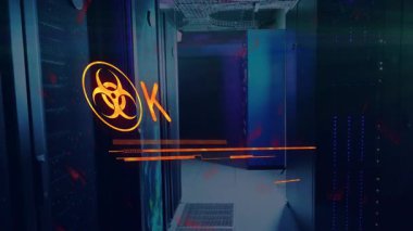 Biyolojik tehlike sembolü okul ortamındaki sunucu odasında alarm veriyor. Dikkat, siber güvenlik, ağ, tehlike, uyarı, güvenlik