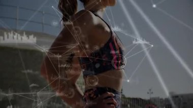 Açık havada egzersiz yapan, dijital ağ ve veri işleme animasyonu yapan bir kadın. Teknoloji, bağlantı, fitness, egzersiz, aktif, yenilik