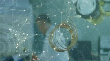 Laboratuvarda, ağ bağlantıları ve animasyon veri işleme ile çalışan bir bilim adamı. Teknoloji, araştırma, veri analizi, yenilik, bağlantı, dijital