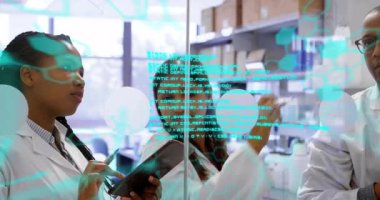 Laboratuvarda, dijital ekranlar üzerinde animasyonla veri analizi yapan bilim adamları var. Araştırma, yenilik, teknoloji, analiz, fütüristik, keşif