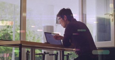 Dizüstü bilgisayarda çalışan, verileri analiz eden, animasyon kaplamalı bir adam. Teknoloji, yenilik, analitik, dijital, iş dünyası, fütüristik