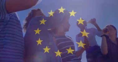 Avrupa Birliği yıldızları arkadaşlarıyla güneşli havada eğleniyor. Çeşitlilik, birlik, dostluk, boş zaman, yaz, toplanma