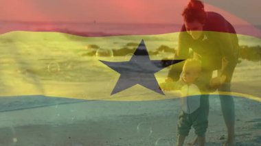 Yavrunun kumsalda yürümesine yardım etmek, Gana bayrağı animasyonu ile anne olmak. Ebeveynlik, rehberlik, çocukluk, okyanus, aile, destek