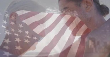 Arka plan animasyonunda şehir silueti olan insanların üzerine Amerikan bayrağı sallıyor. Vatanseverlik, ABD, bağımsızlık, özgürlük, kutlama, gurur