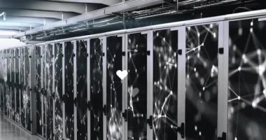 Veri merkezindeki sunucu rafları üzerinde kalp ve ağ bağlantıları. Teknoloji, bağlantı, iletişim, dijital, altyapı, İnternet