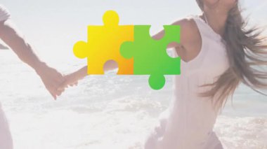 Sahilde eğlenen çiftlerin renkli yapboz parçaları. Tatil, rahatlama, birliktelik, eğlence, uyum, okyanus