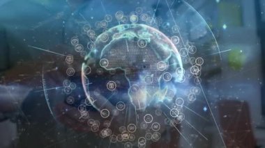 Kıtalar üzerinde ağ bağlantıları ve veri işleme animasyonuna sahip dijital dünya. Teknoloji, bağlantı, küresel, iletişim, siber alan, yenilik