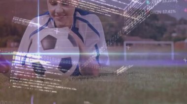 Futbol topunu tutan, sahada dijital veri taşıyan kadın, görünür animasyon. Spor, teknoloji, yenilik, atlet, sanal, artırılmış gerçeklik