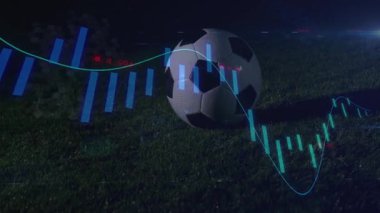 Finansal veri işleme animasyonu eşleşen çimenlerin üzerinde futbol topu. Finans, teknoloji, spor, analiz, dijital