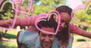 Animasyon kalp kaplaması, çift park ortamında eğlenceli bir anı paylaşıyor. Aşk, sevgi, mutluluk, aşk, ilişki, yaz mevsimi