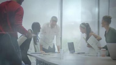 Ofis masasında işbirliği yapmak, iş ekibinin dizüstü bilgisayarları kullanması ve belgeleri incelemesi. Takım çalışması, işbirliği, beyin fırtınası, şirket, teknoloji, profesyoneller