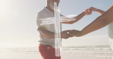 Kumsalda el ele tutuşan, beyaz haçlı yaşlı bir çift animasyonu örtüyor. Romantizm, arkadaşlık, günbatımı, tatil, aşk, bağ