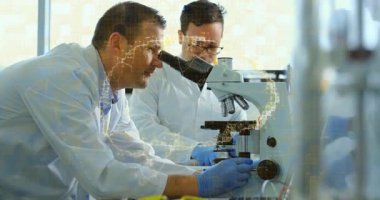 Okulda, laboratuvar önlüklü bilim adamları mikroskop ve verilerle animasyon eğitimi alıyorlardı. laboratuvar, araştırma, analiz, teknoloji, yenilik, deney