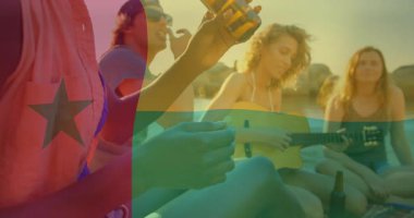 Plaj toplantısında, bayrak kaplama animasyonuyla şişeden içen kişi. Kutlama, vatanseverlik, tatil, içecek, yaz, deniz kenarı