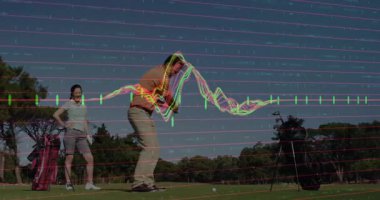 Golf oynuyorum, renkli veri animasyonu olan bir adam rotasını değiştiriyor. spor, teknoloji, analiz, istatistik, dijital, açık hava