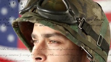 Okulda, Amerikan Anayasası metniyle kamuflaj kasklı asker animasyonu. Ordu, vatanseverlik, ordu, savunma, hükümet, koruma
