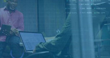 Dizüstü bilgisayardaki hisse senedi verilerinin örtüşmesi, ofis ortamındaki iş toplantısı. teknoloji, finans, veri analizi, şirket, işbirliği, takım çalışması